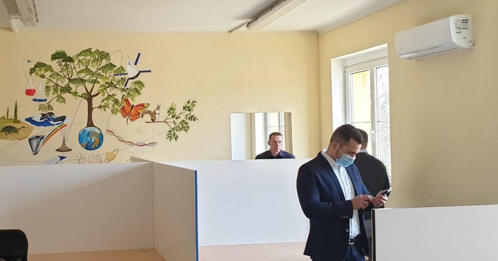 post-bekoltoztunk-az-irodaba